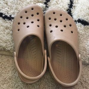 gold crocs size8